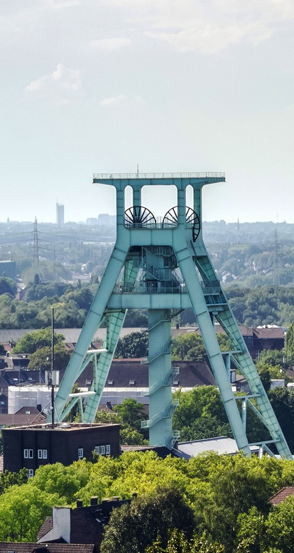 Historischer Förderturm in Bochum vor moderner Stadtkulisse, steht für Strukturwandel und Ökostrom Bochum.