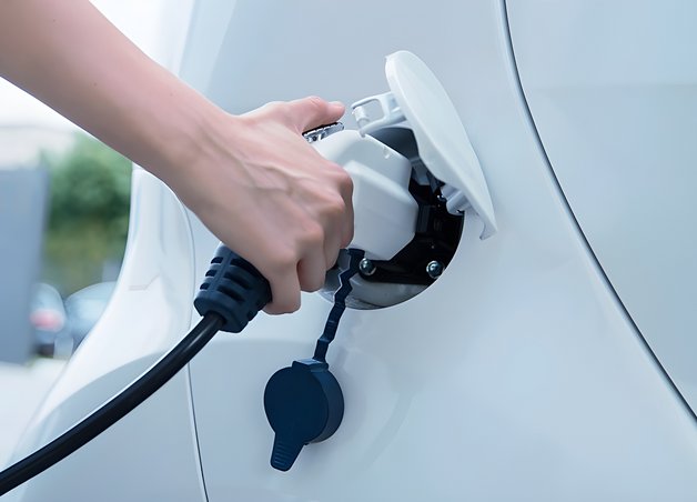 Bild zeigt Elektroauto beim Aufladen – Thema: Ladestationen für Unternehmen.
