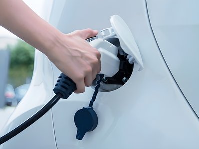 Bild zeigt Elektroauto beim Aufladen – Thema: Ladestationen für Unternehmen.