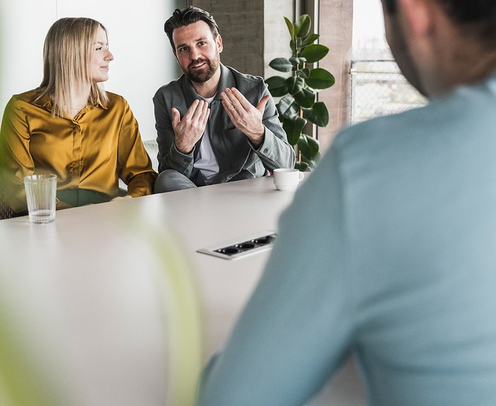 Beratungsgespräch mit Experten. Veranschaulicht individuelle Beratung für effizientes Heizen und Kosteneinsparung.